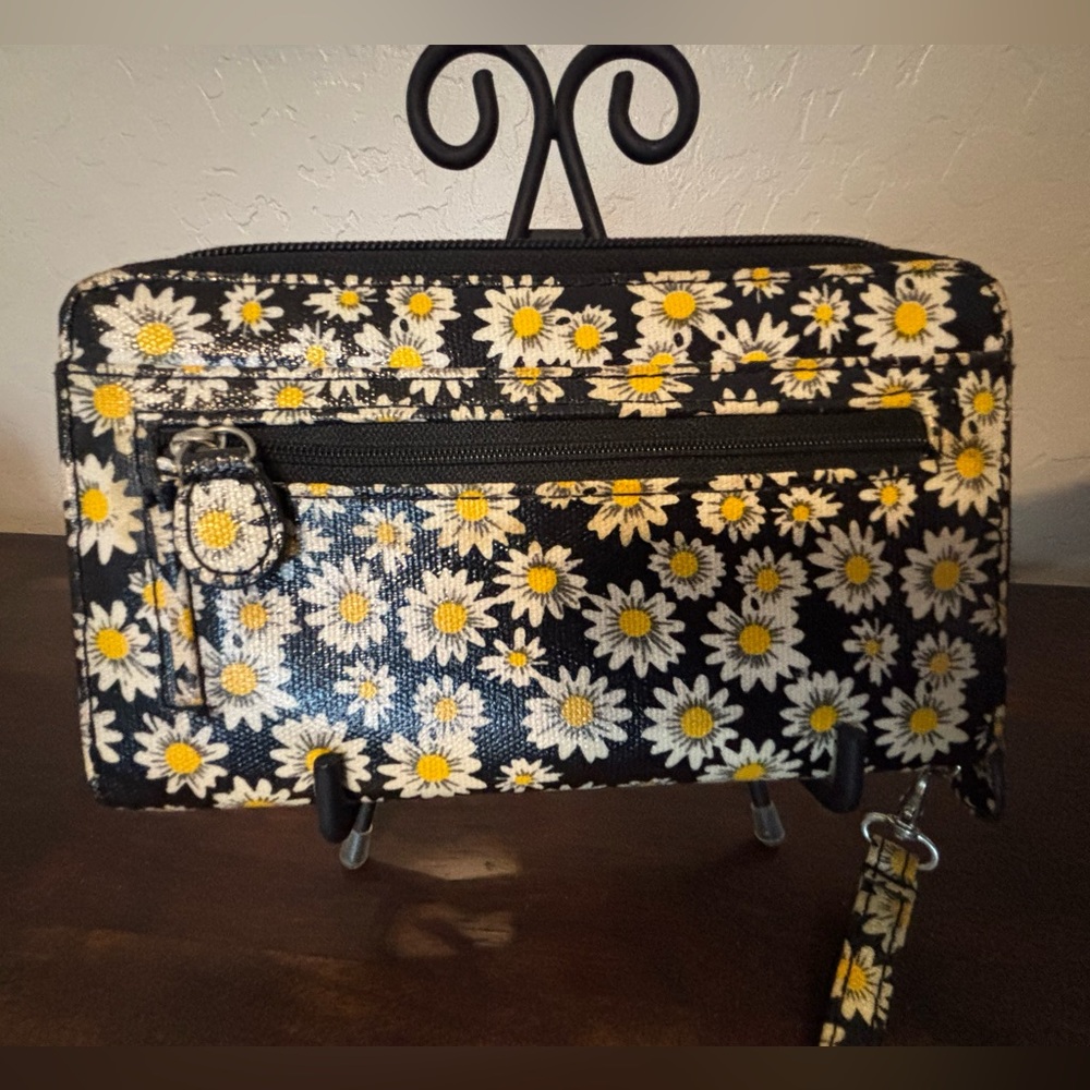 Daisy Print Zip Wristlet - Black with White & Yellow Daisies